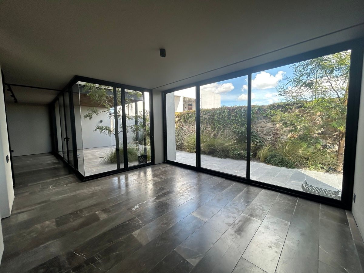 1 de 28: Comedor con ventanales