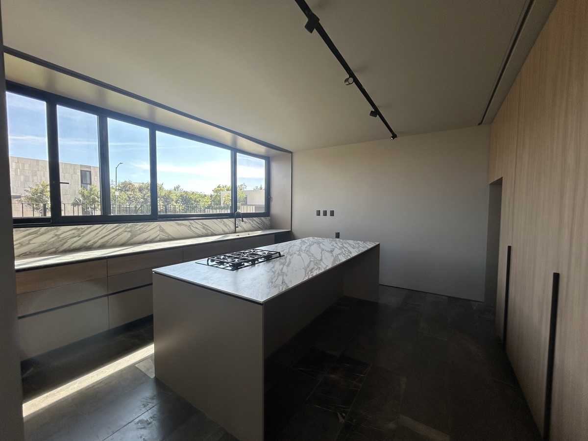 5 de 30: Amplia cocina independiente con isla