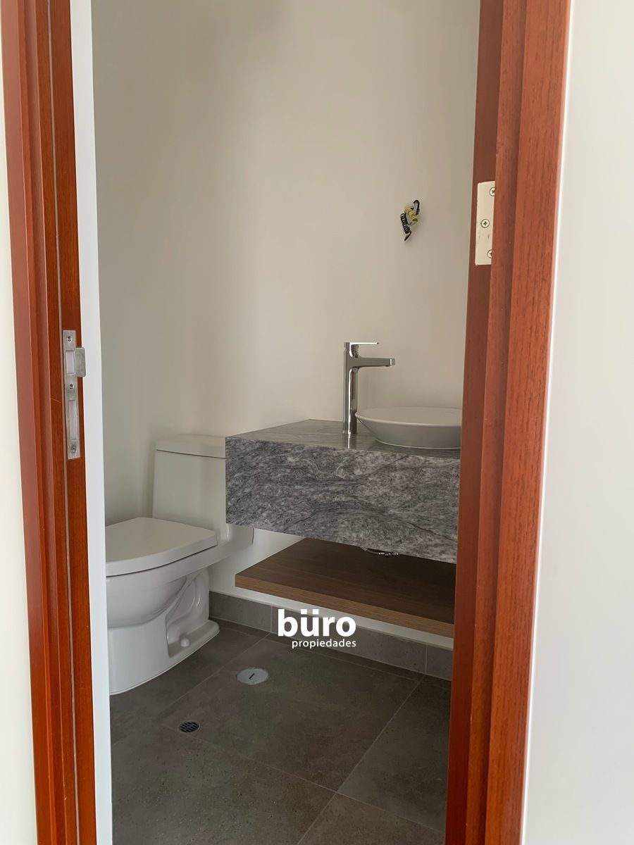 12 de 14: Primer Nivel :Baño de Visitas