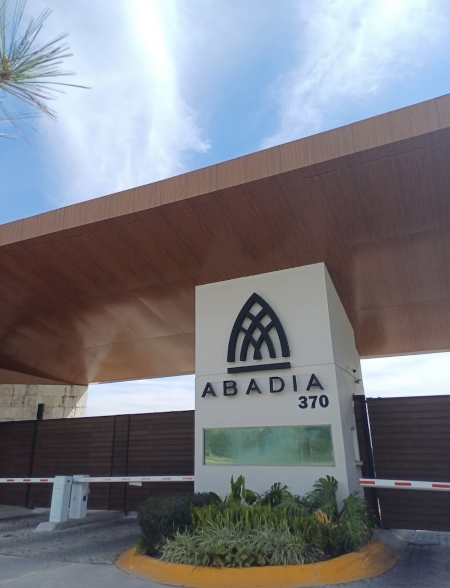 4 of 12: Terreno en venta en Puerta de Hierro Abadia Entrada