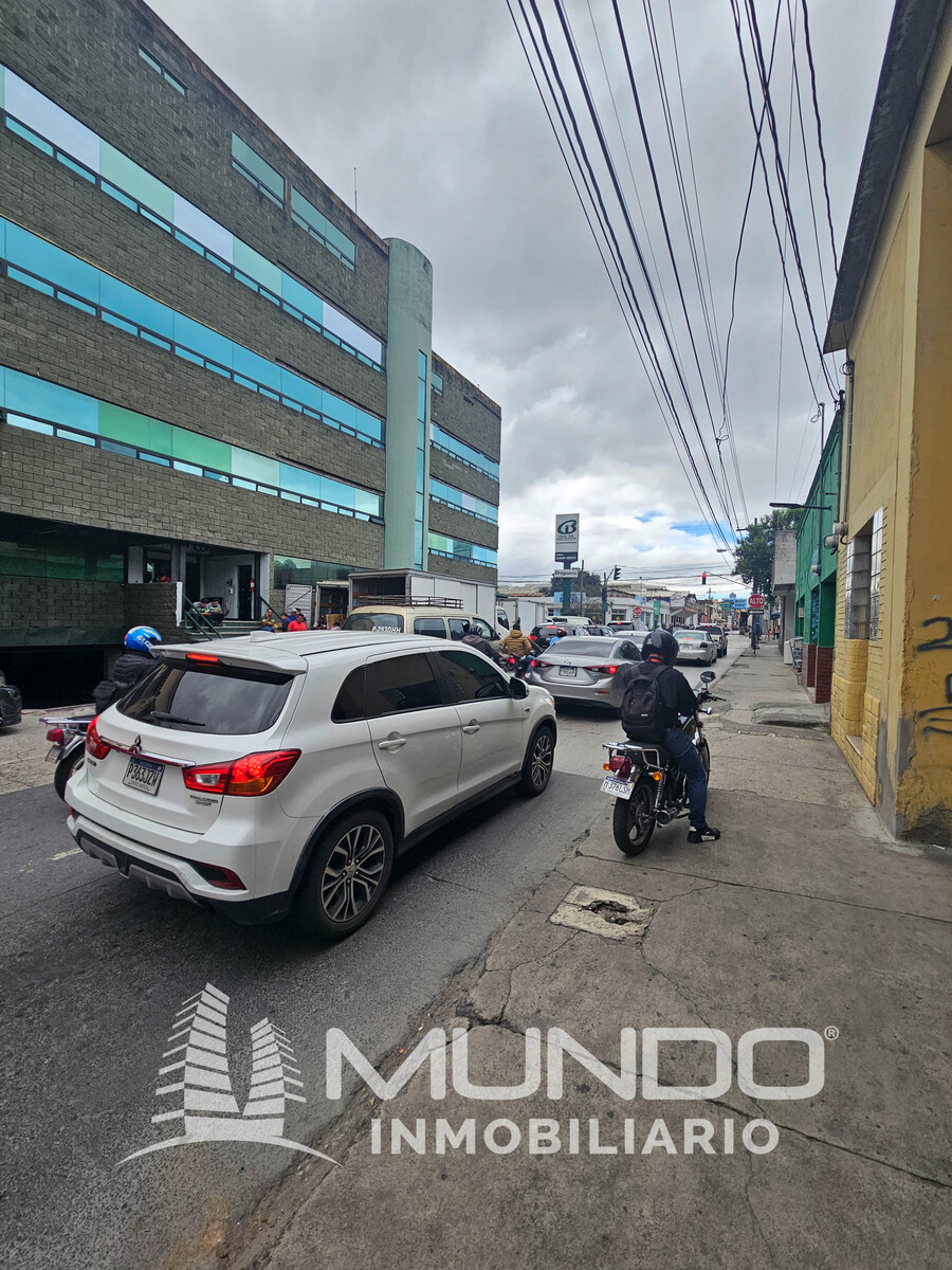 3 de 9: Comerciosos sobre la Avenida principal