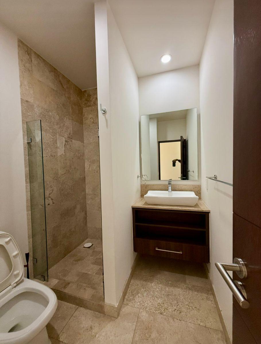 6 of 9: Baño