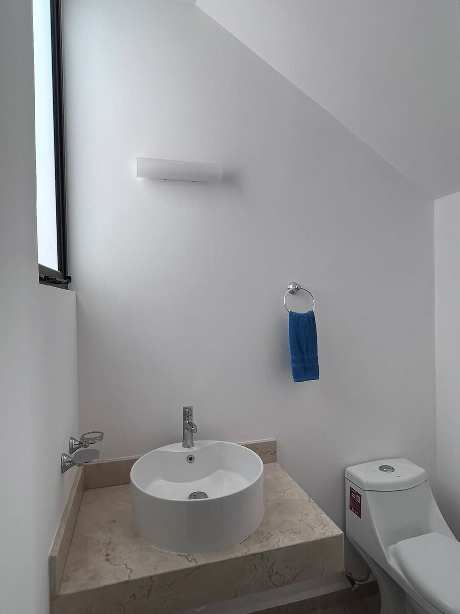 12 de 22: Medio baño de visitas