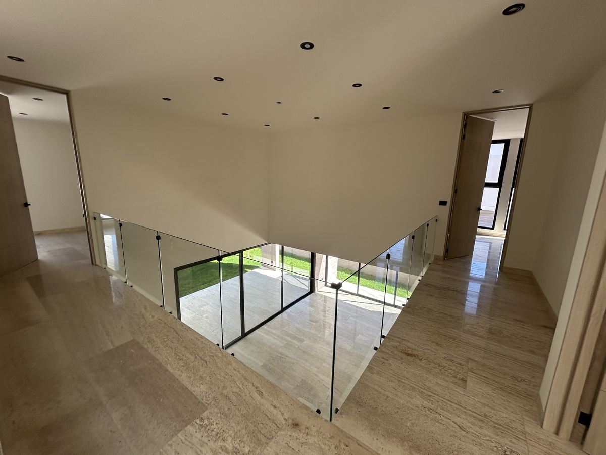 8 de 30: Corredor y distribuidor hacia habitaciones, segunda planta