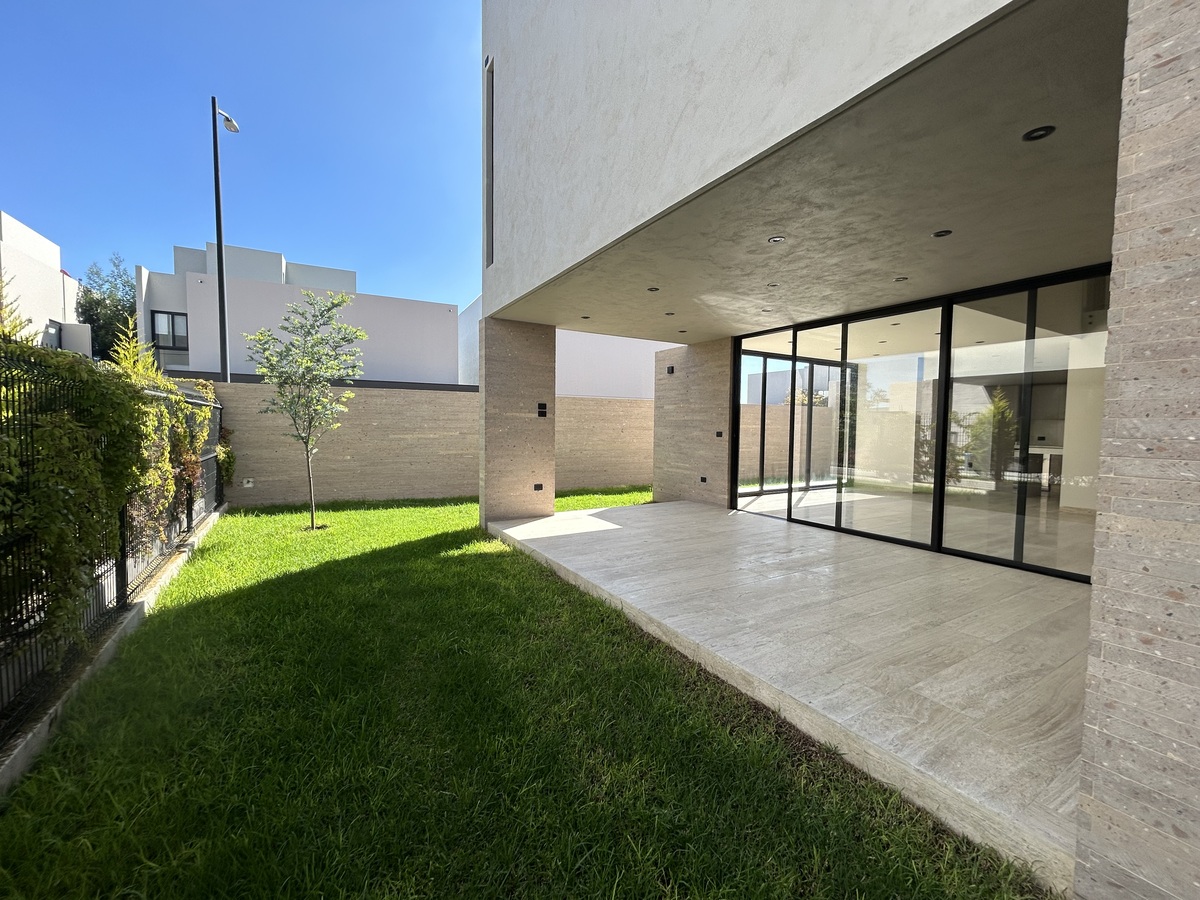 24 de 30: Terraza y jardín