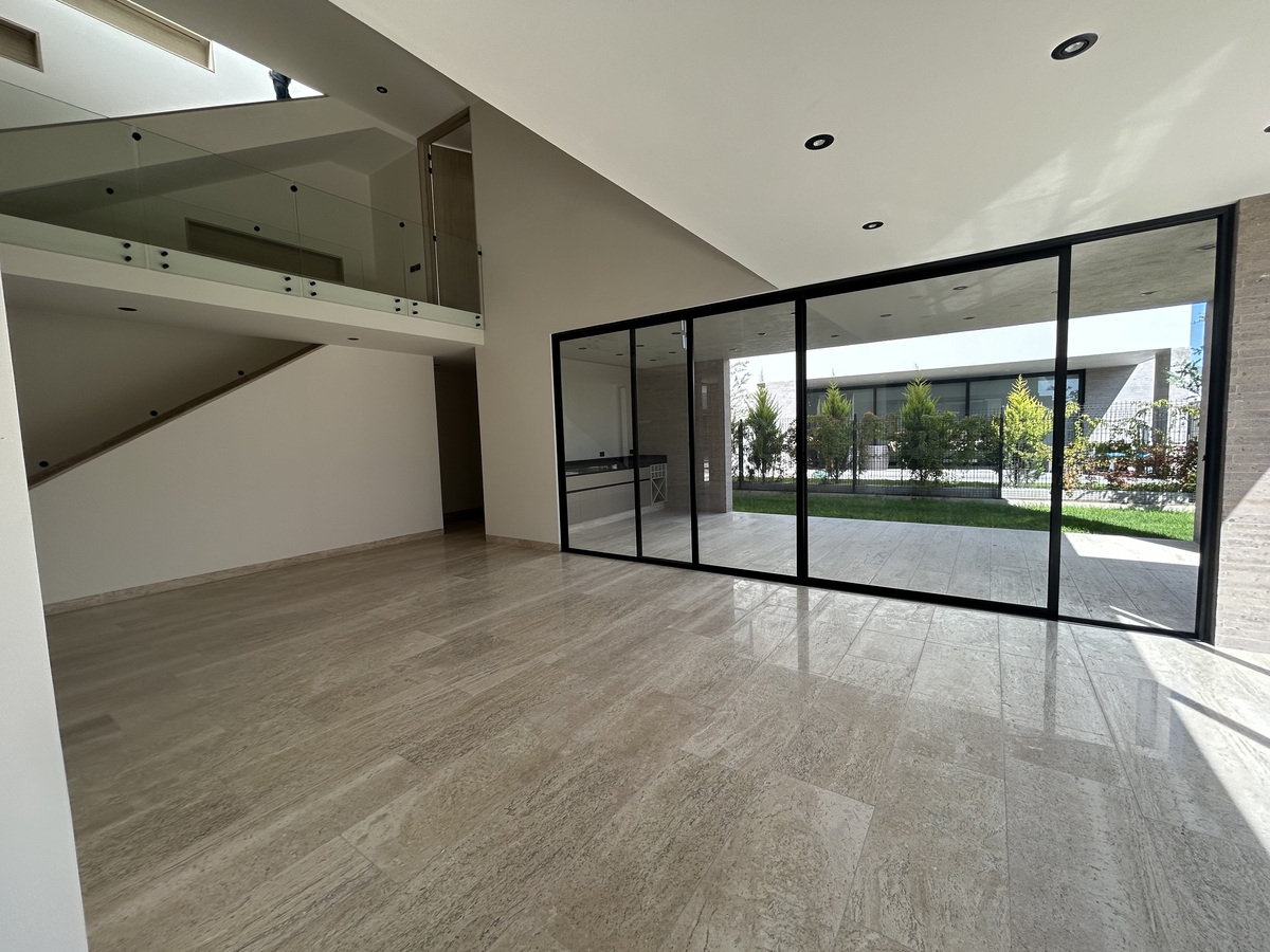 2 de 30: Ventanales corredizos hacia el jardín y terraza