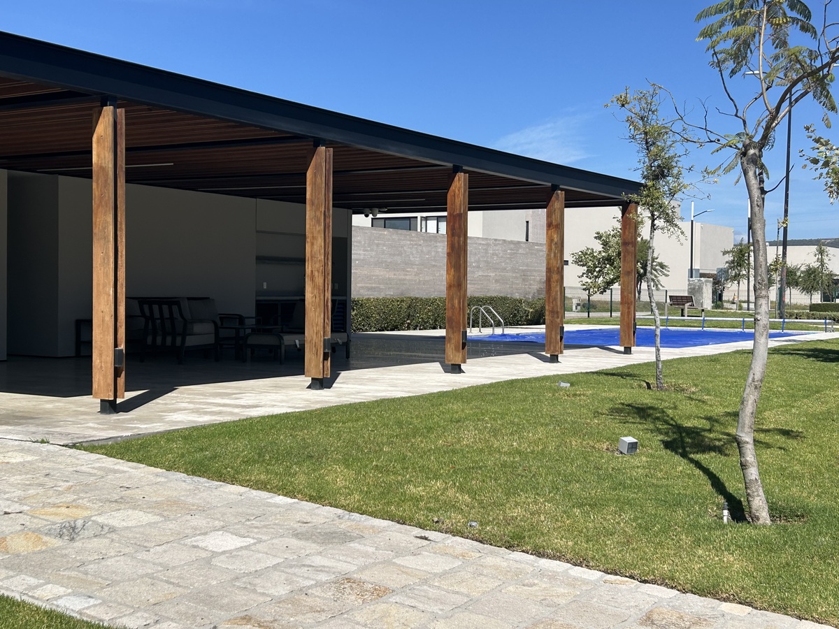 30 de 30: Terraza amplia con baños