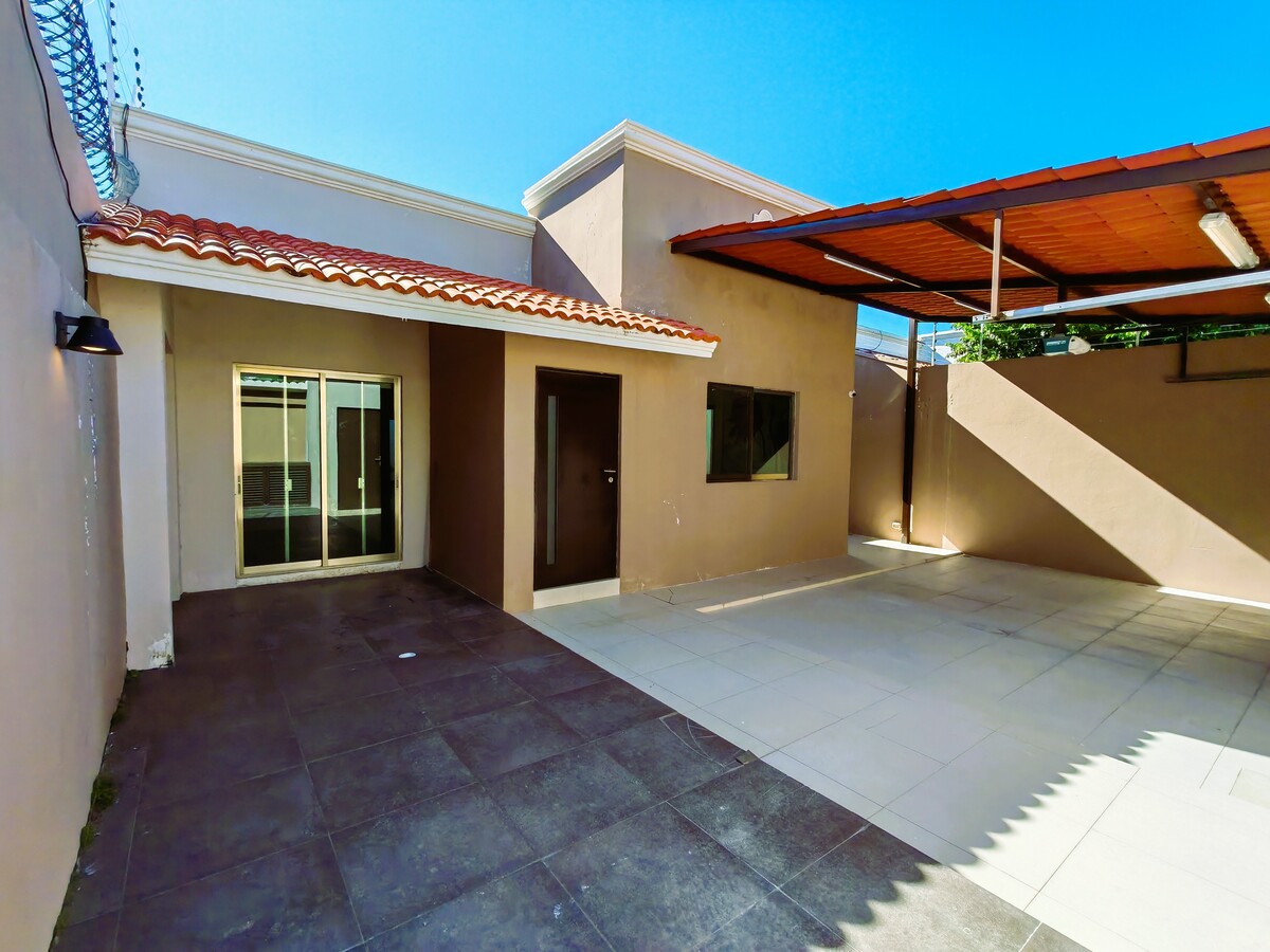 1 of 22: Fachada