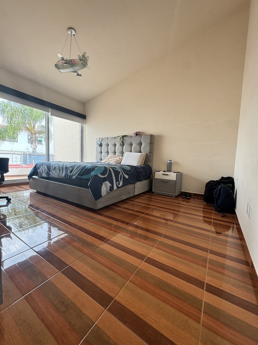 9 de 13: Recamara principal con jacuzzi