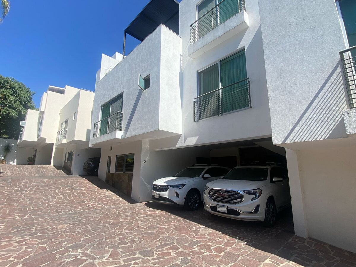1 of 34: Casa en Jacarandas en Venta Fachada