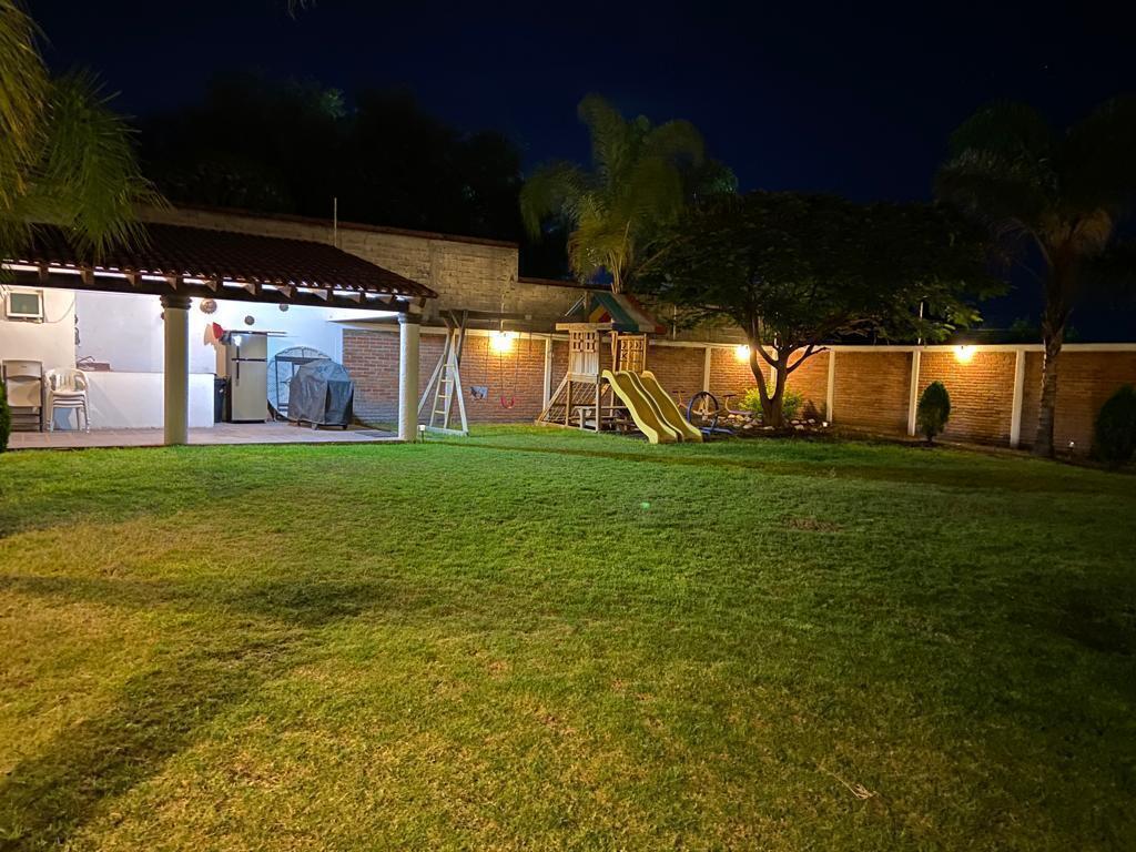2 de 9: Jardín amplio
