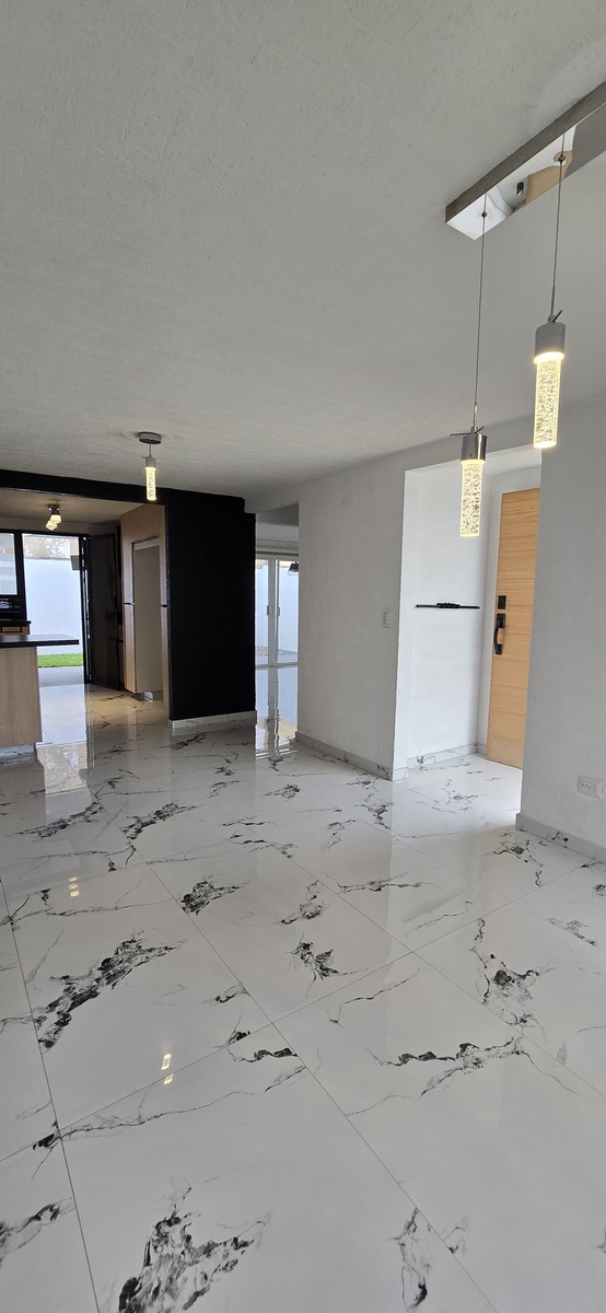 3 de 35: Casa en Venta en Antares Pasillo