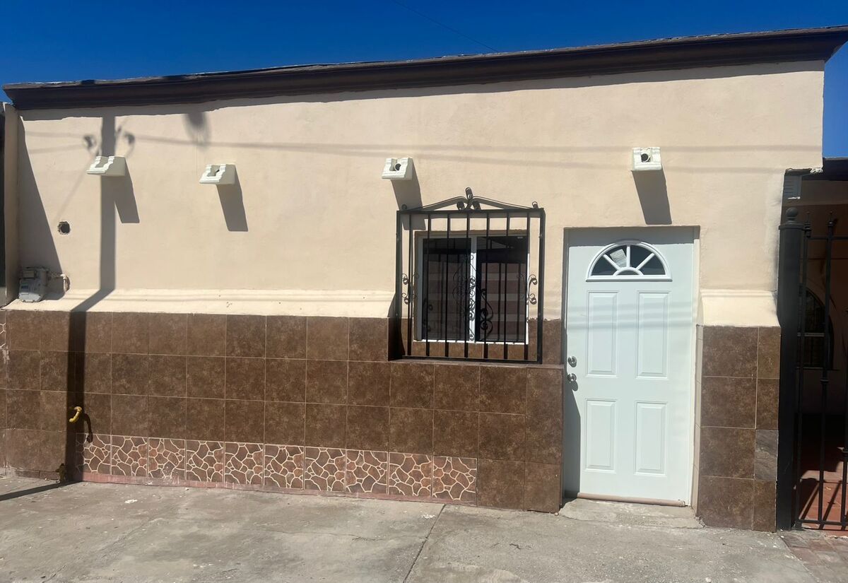 2 de 11: Puerta y ventana de reja