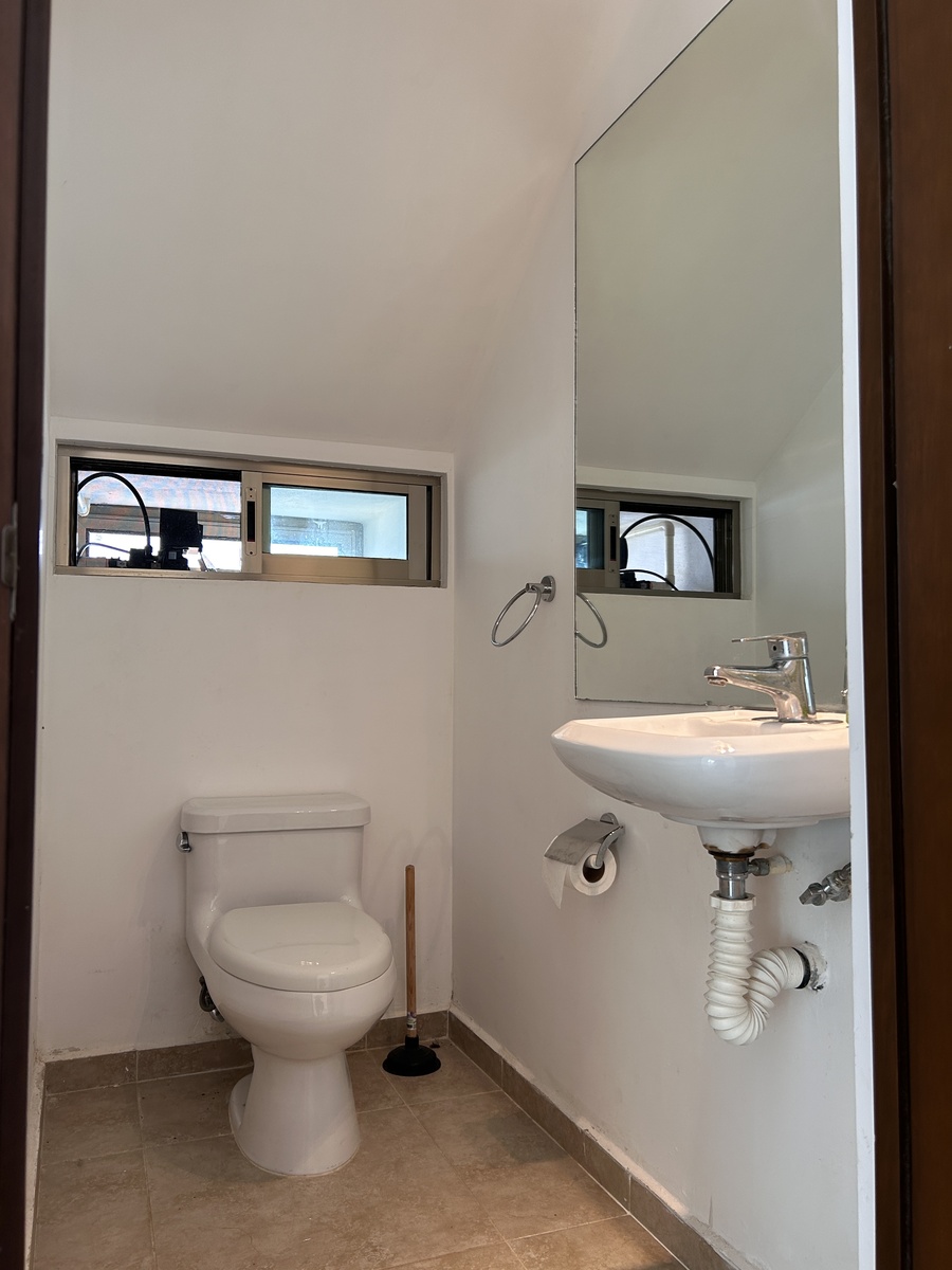 9 de 28: MEDIO BAÑO DE VISITAS