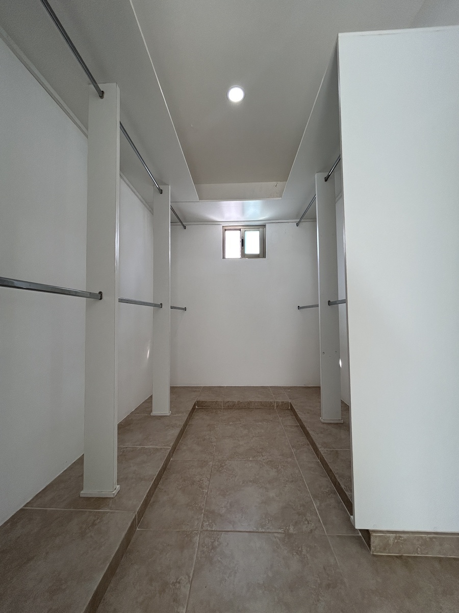 21 de 28: CLOSET VESTIDOR EN RECAMARA PRINCIPAL