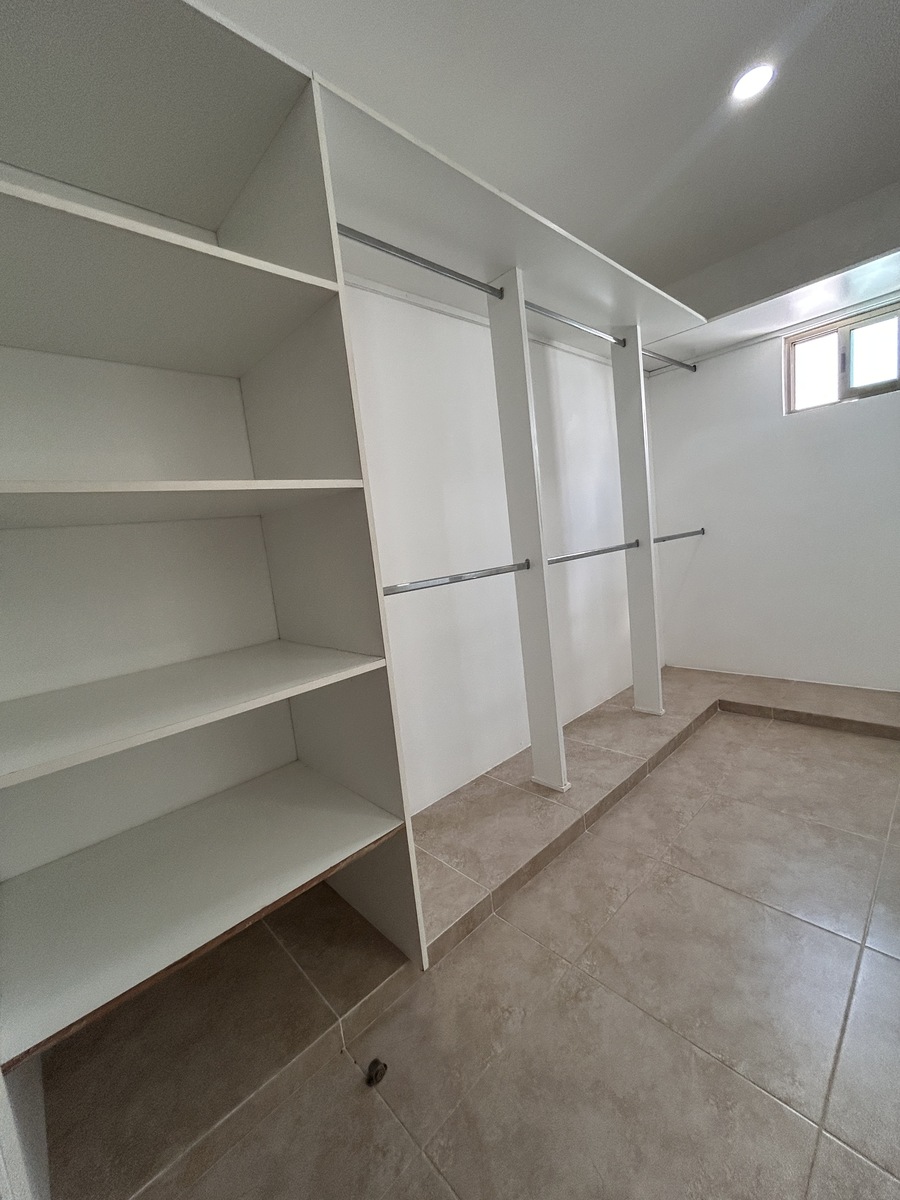 22 de 28: CLOSET VESTIDOR EN RECAMARA PRINCIPAL