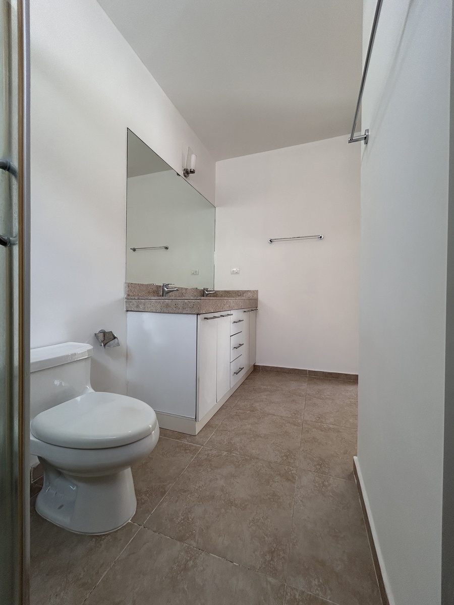 23 de 28: BAÑO EN RECAMARA PRINCIPAL