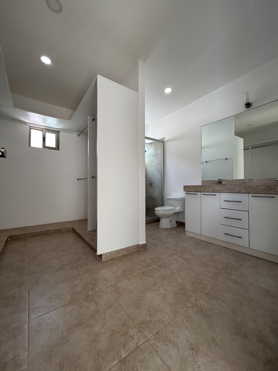 24 de 28: BAÑO EN RECAMARA PRINCIPAL