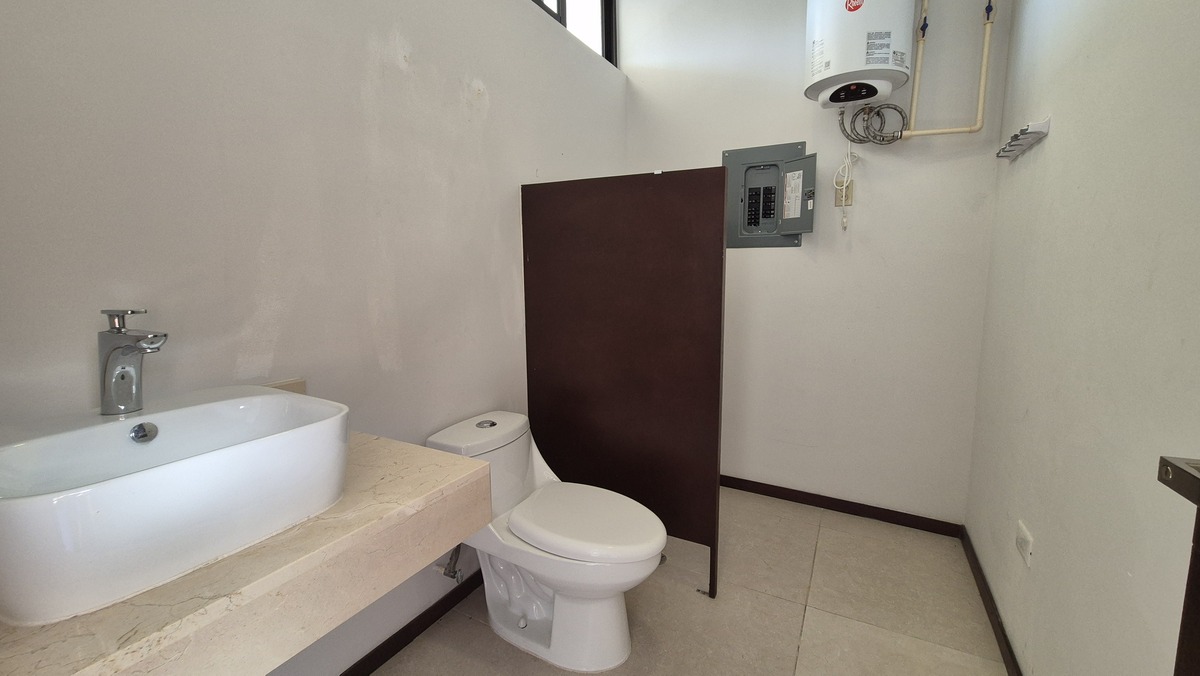 16 de 25: Baño de visitas