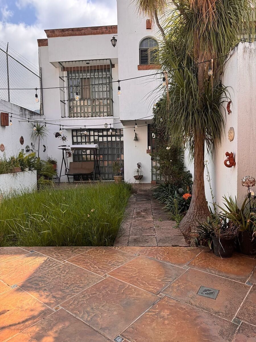 Residência com jardim e dupla lareira — Las Américas, Morelia · 348 m², foto 1 de 20