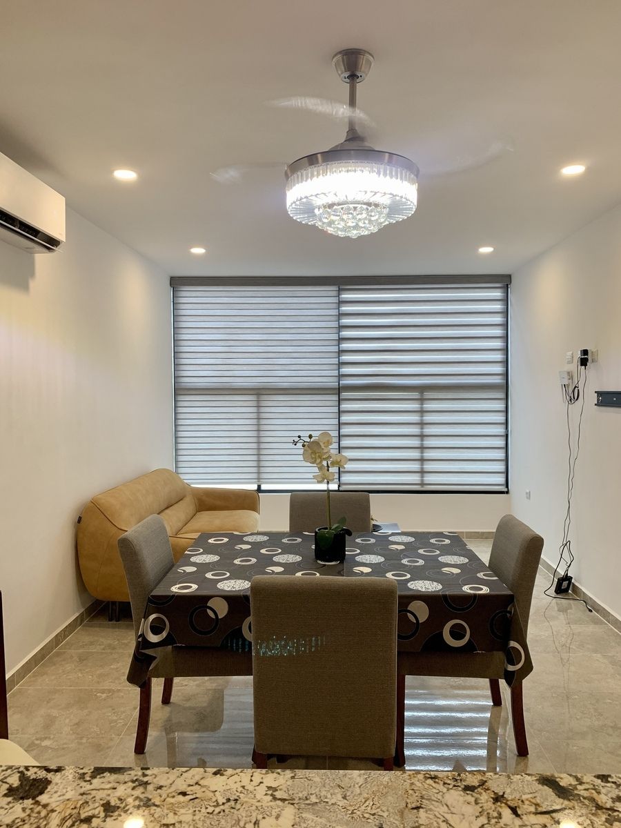 11 de 40: Sala comedor  con persianss y TV