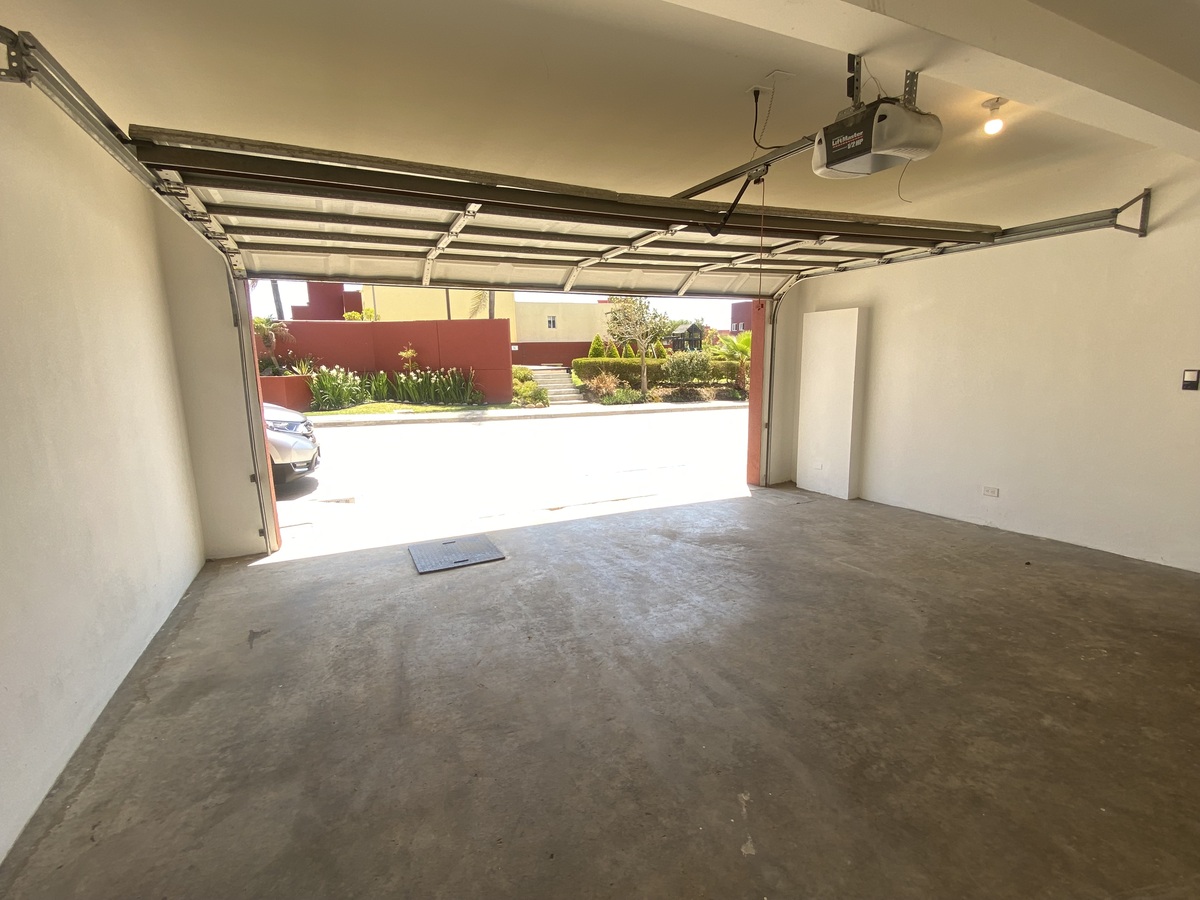 9 of 22: cochera electrica