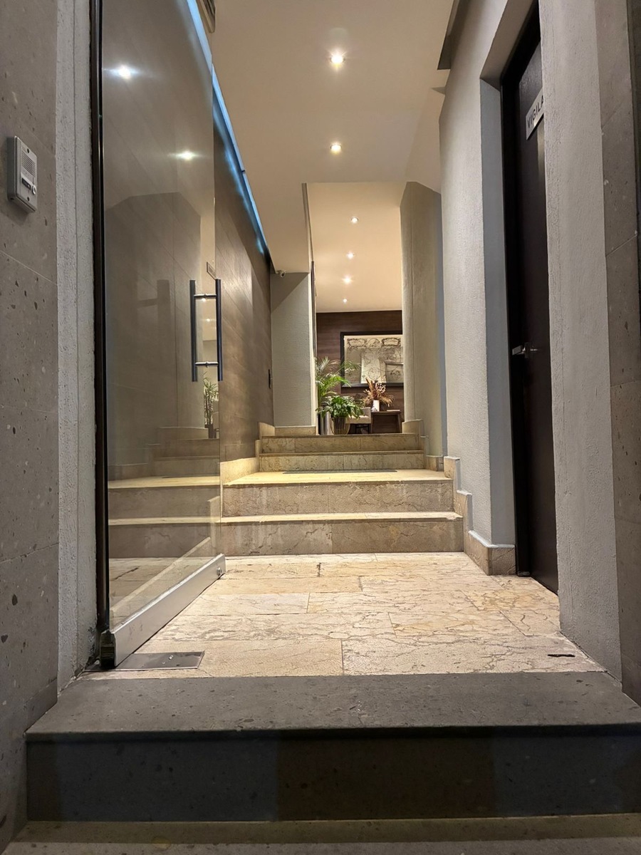 21 of 27: Lobby