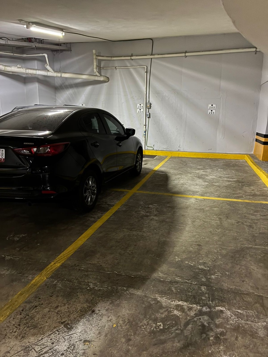 25 of 27: Estacionamiento