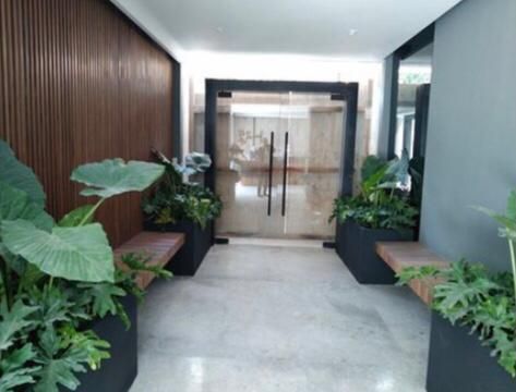 22 of 33: Entrada del Edificio