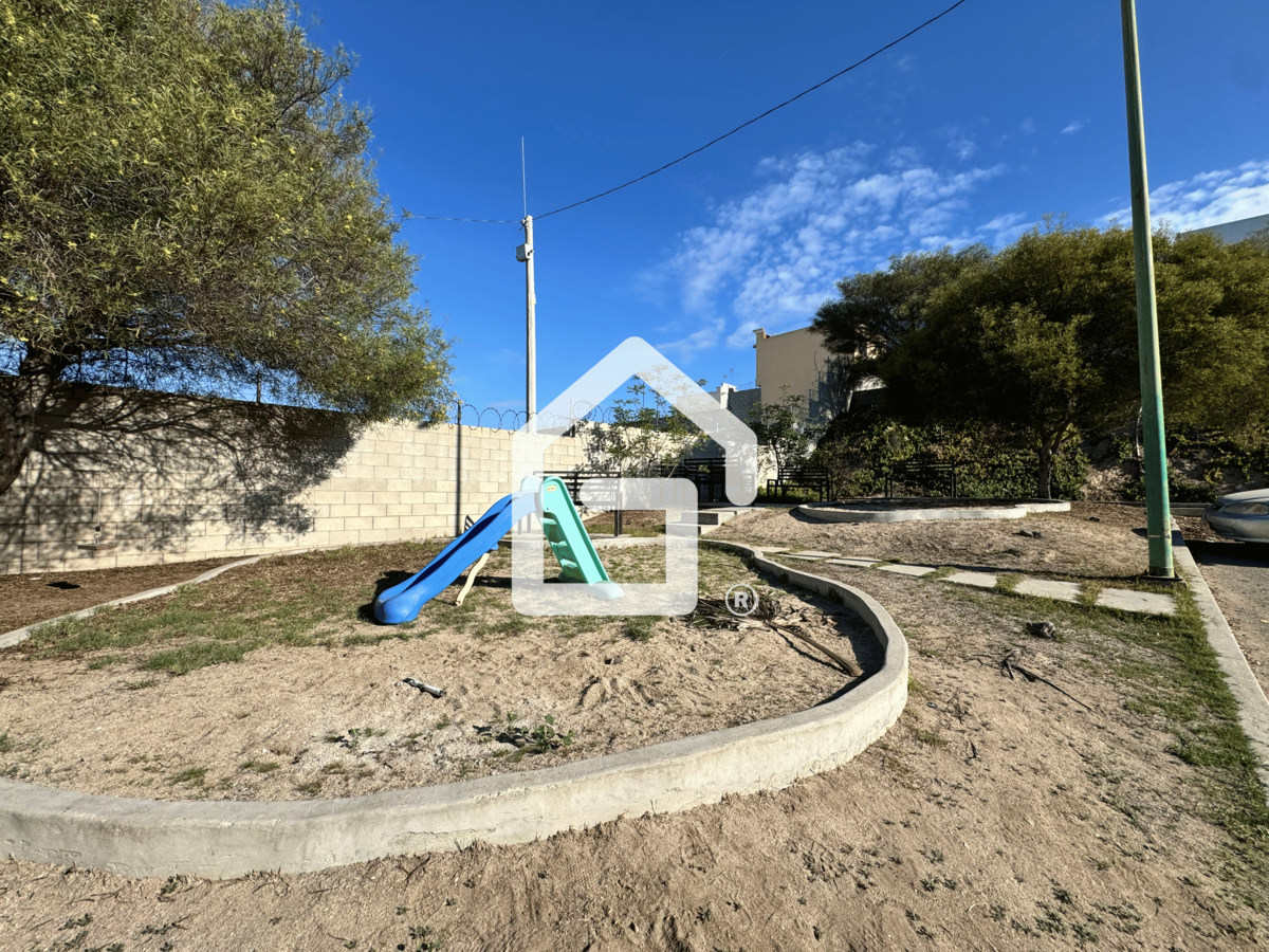 18 de 19: Parque en frente de la casa