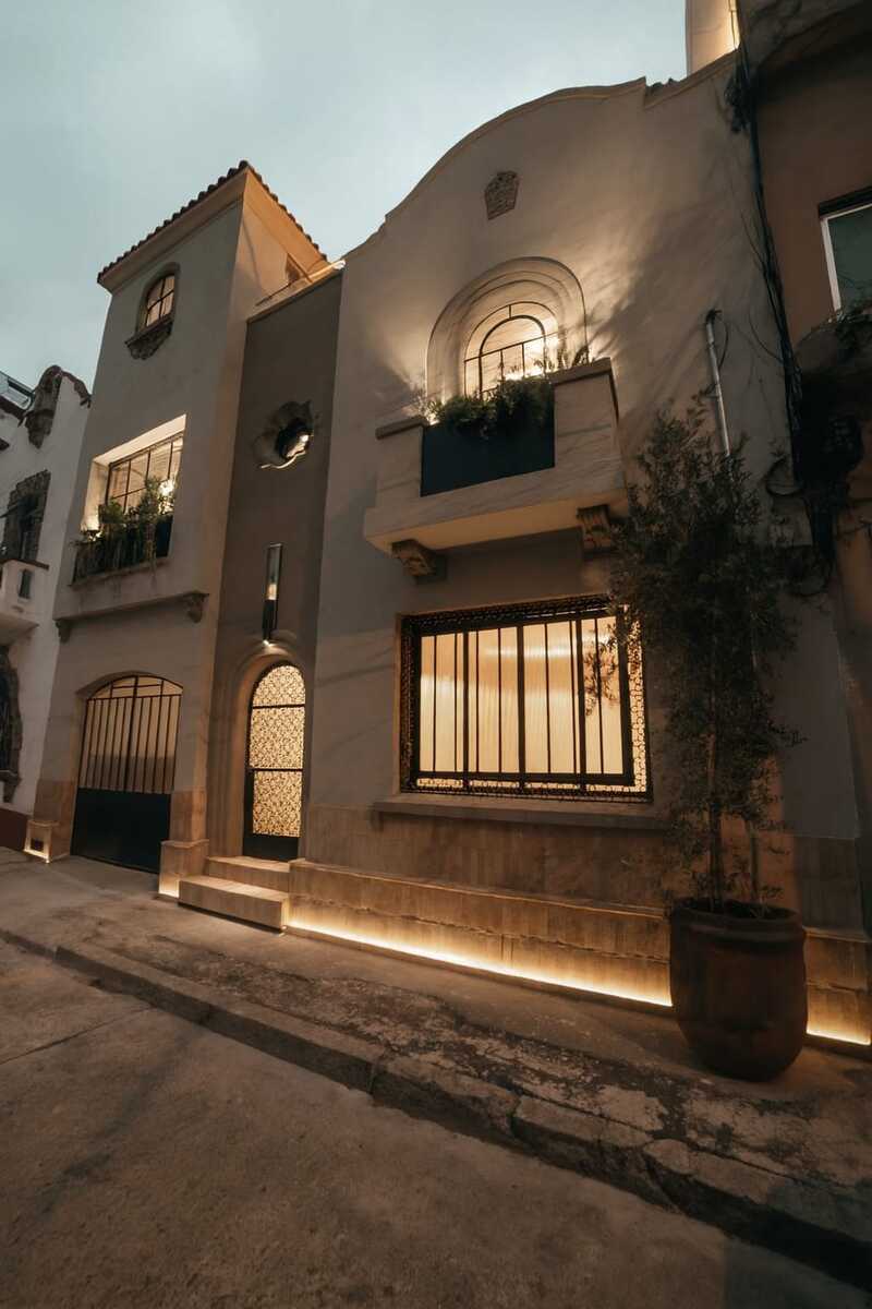 1 of 10: Fachada