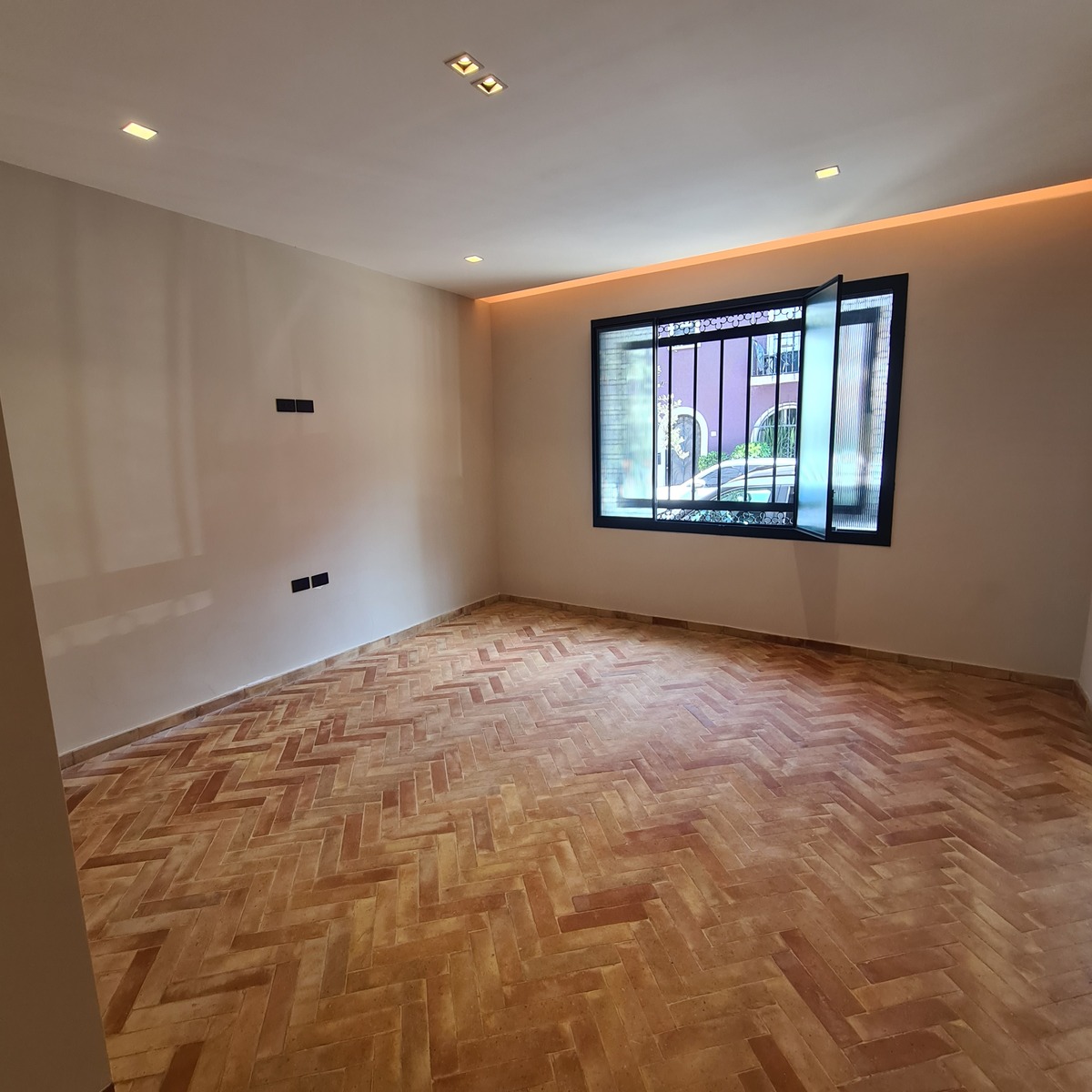 3 of 10: Sala