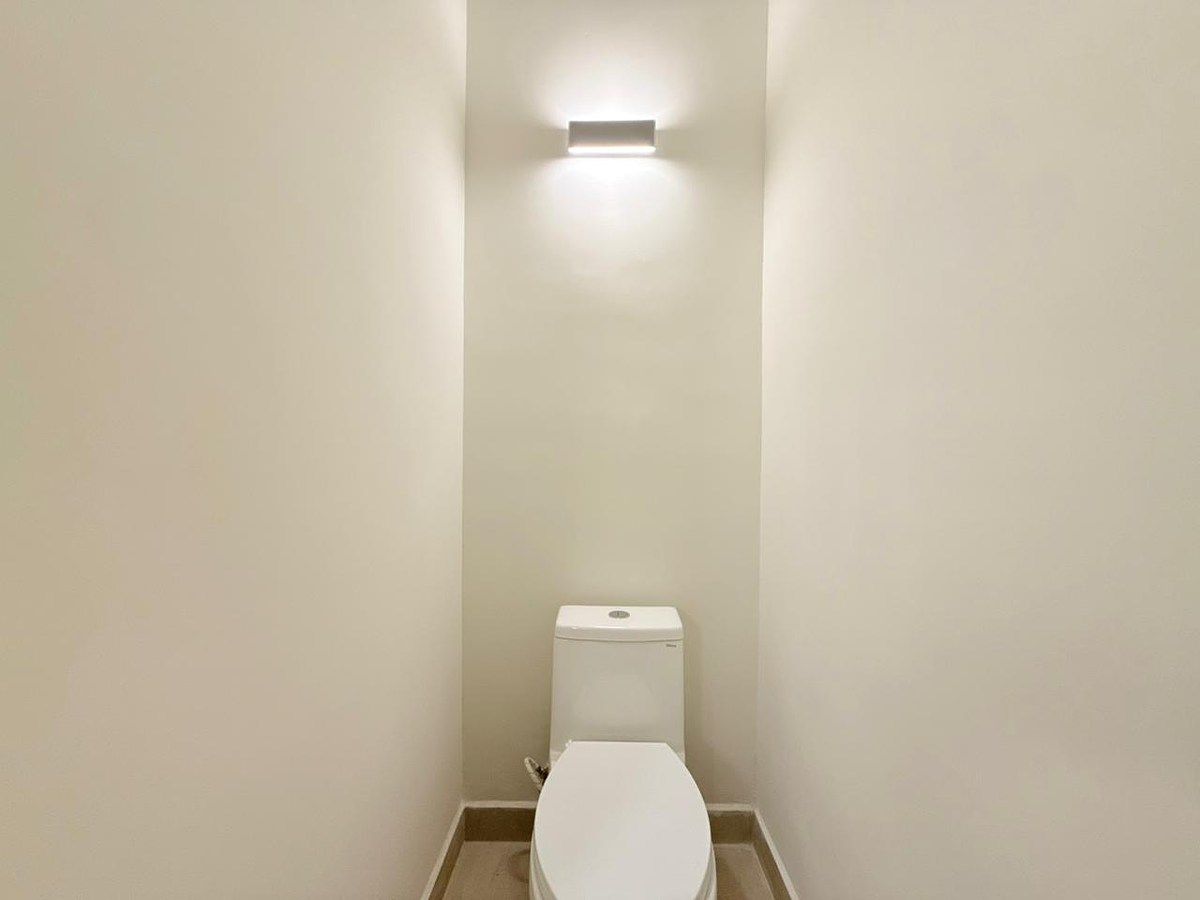 6 of 15: Medio Baño