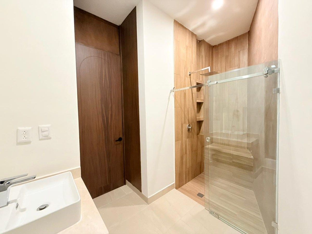 11 of 15: Baño Segunda Recámara