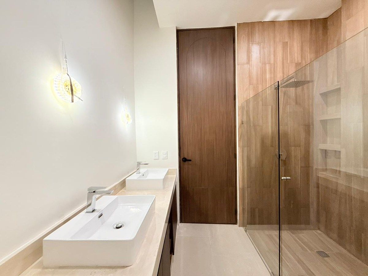 8 of 15: Baño Recámara Principal