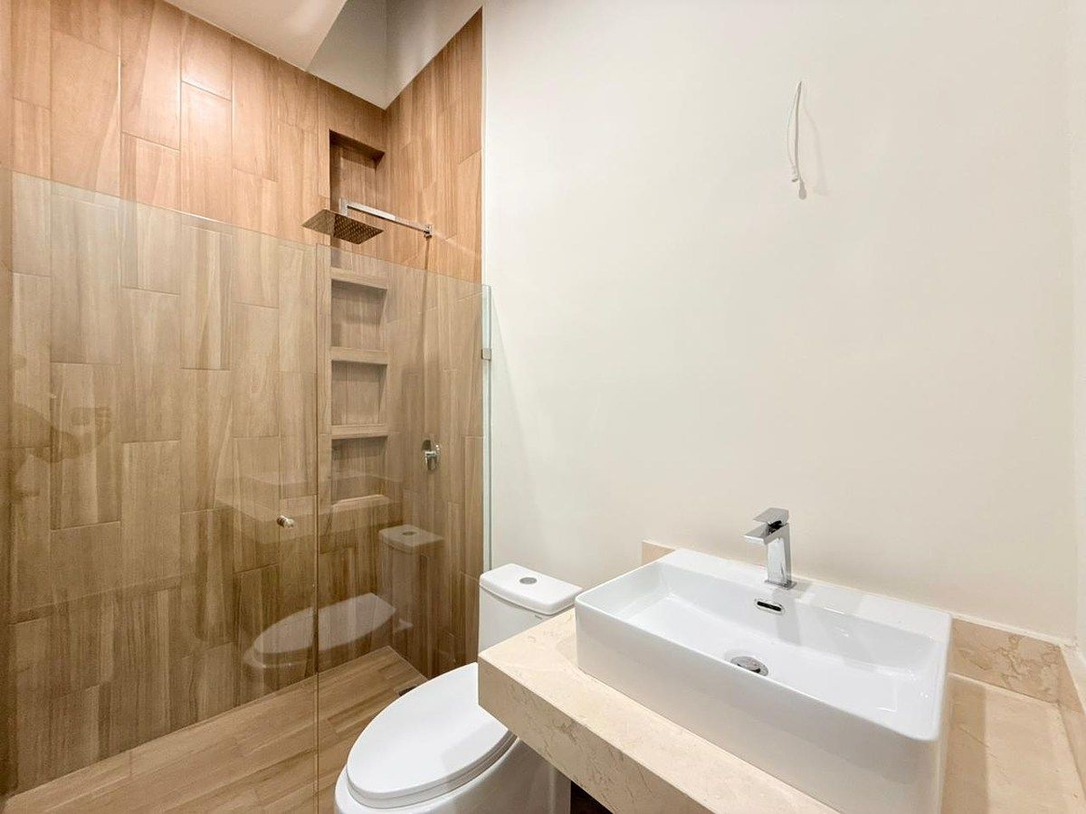 13 of 15: Baño Tercera Recámara