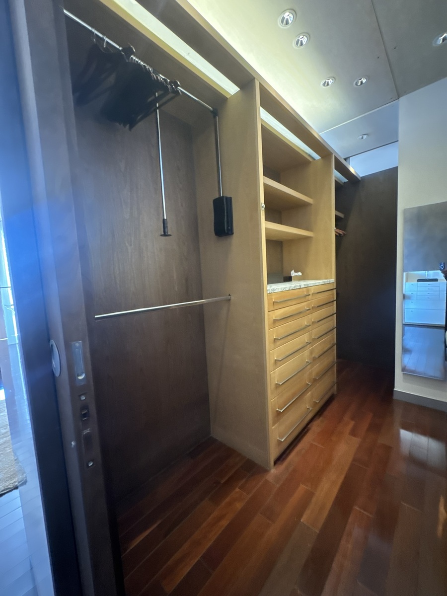 20 de 24: Vestidor Recámara Principal