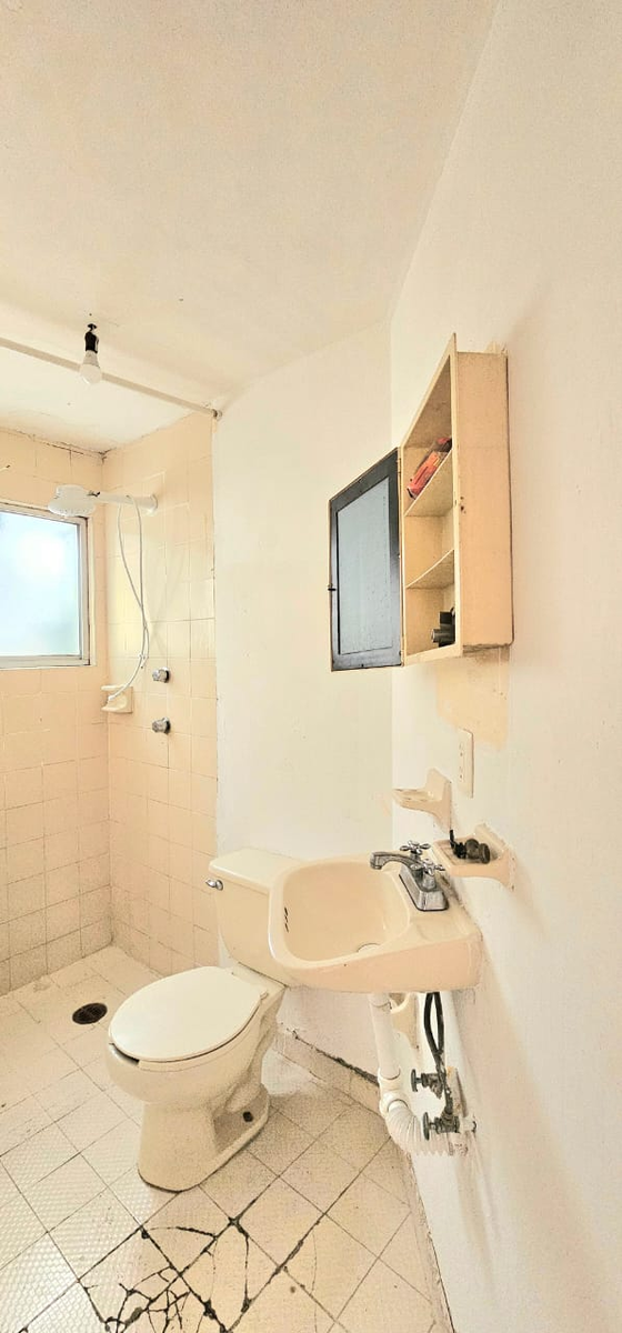 8 of 12: baño