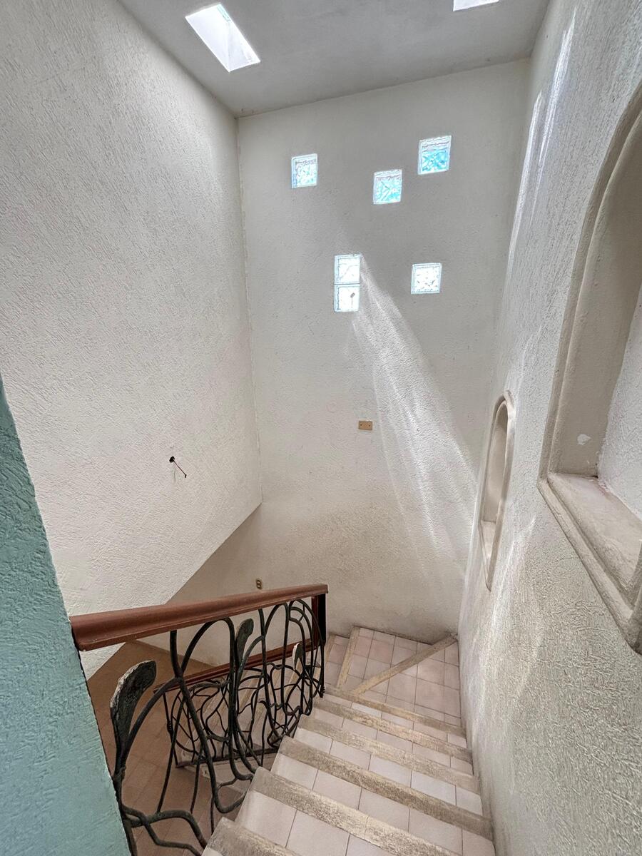 11 de 29: escalera de acceso planta alta