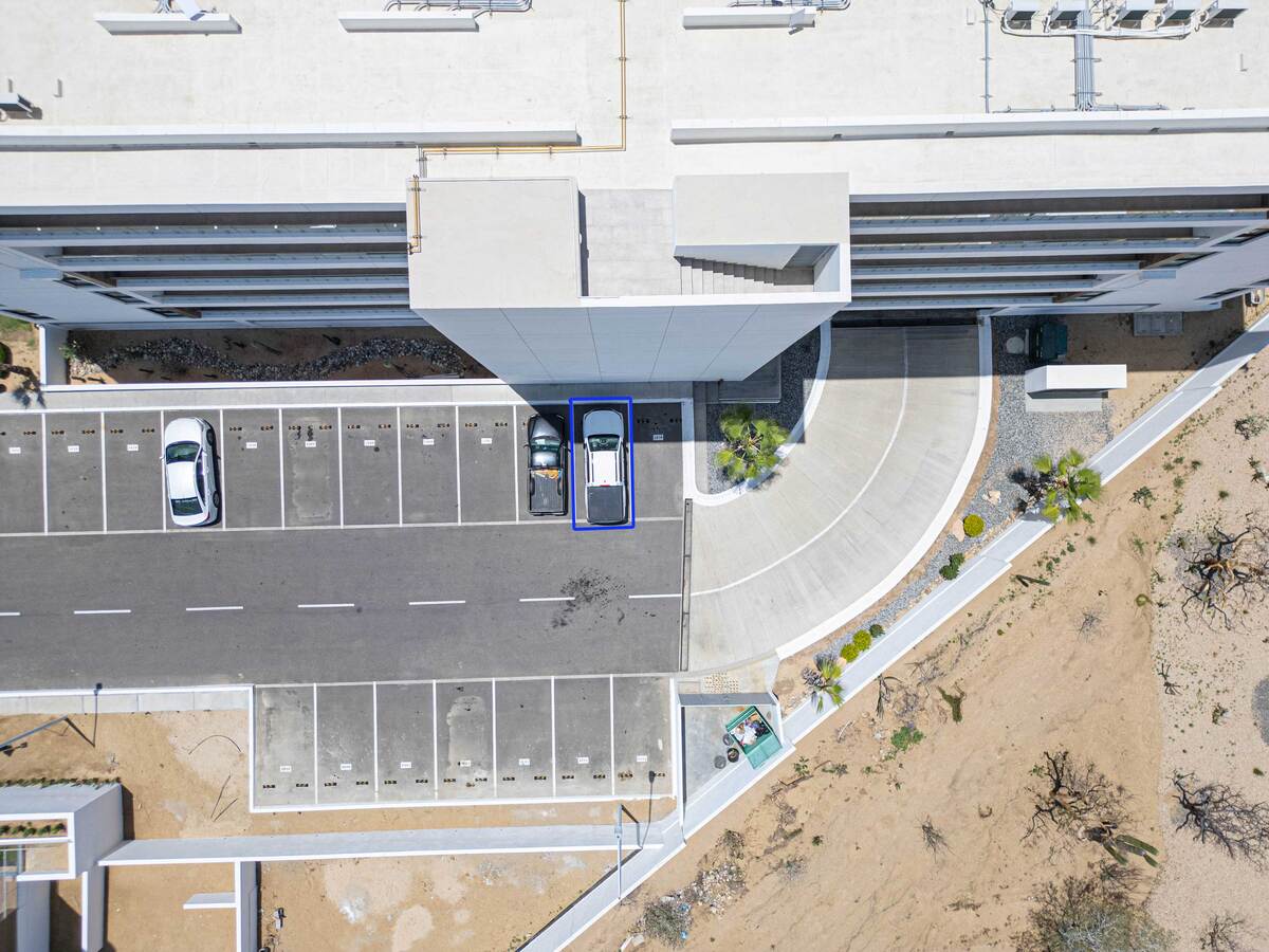 3 de 34: Cajon de estacionamiento marcado