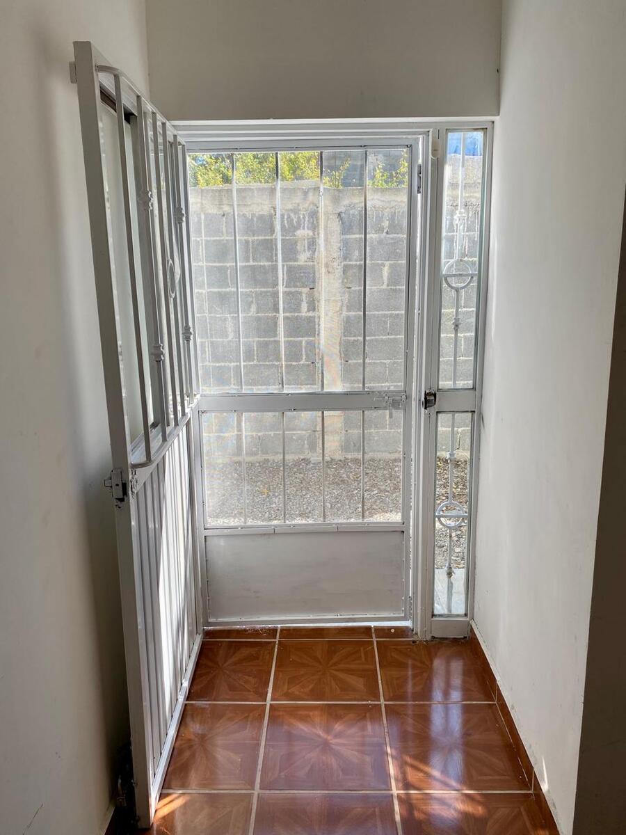 17 de 19: Puerta al patio