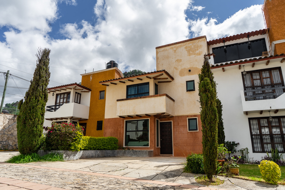 1 de 23: Fachada principal