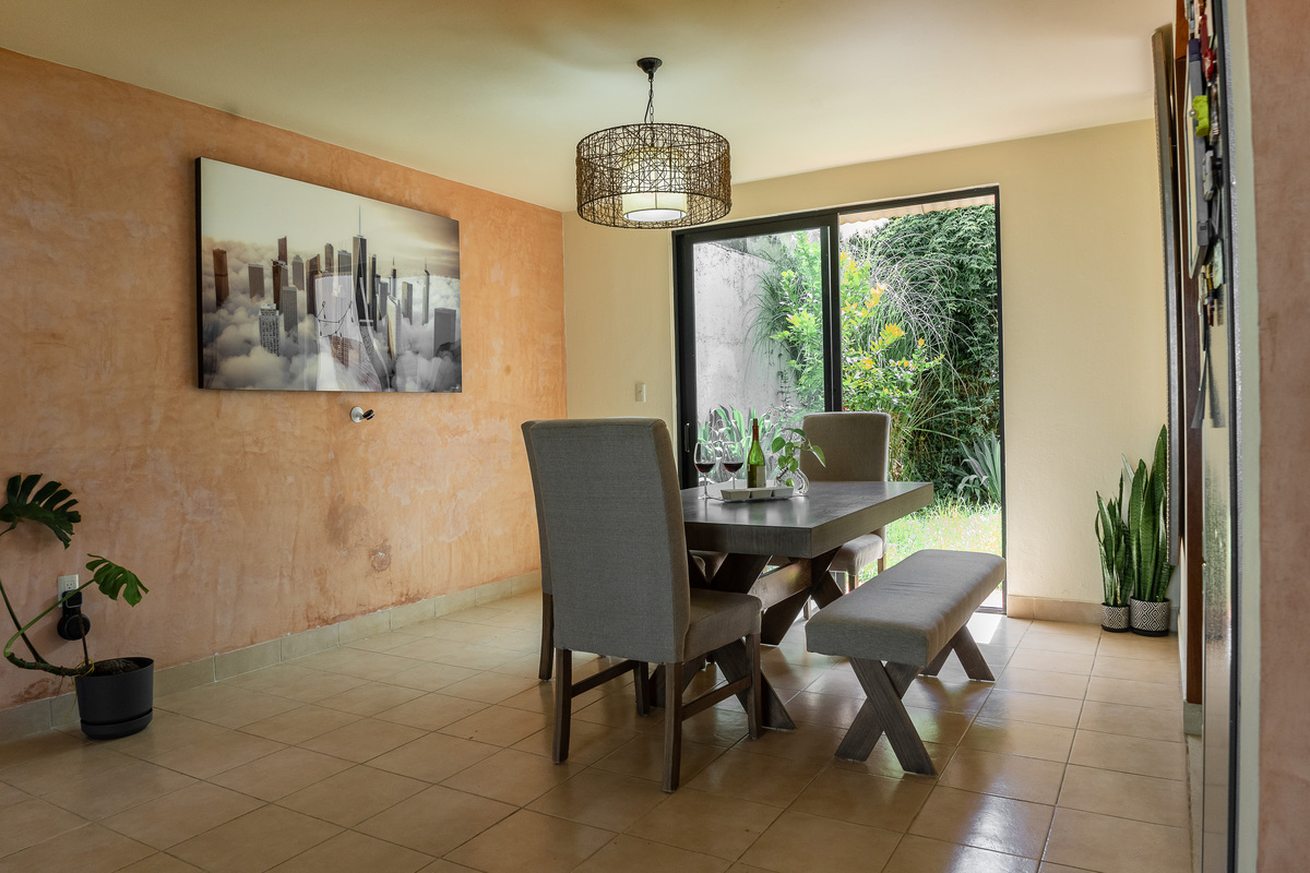 6 de 23: Comedor y salida al jardín