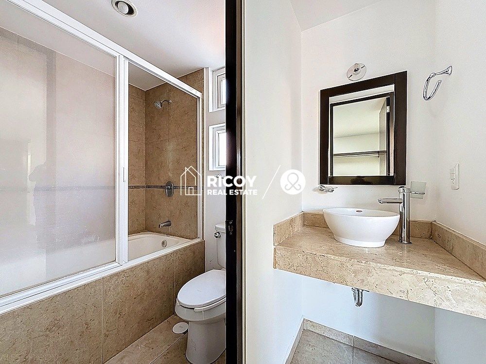 25 of 37: Baño de Recámara Principal