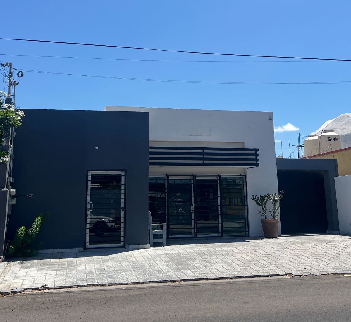Amplo local comercial com pátio nos fundos, foto 1 de 16