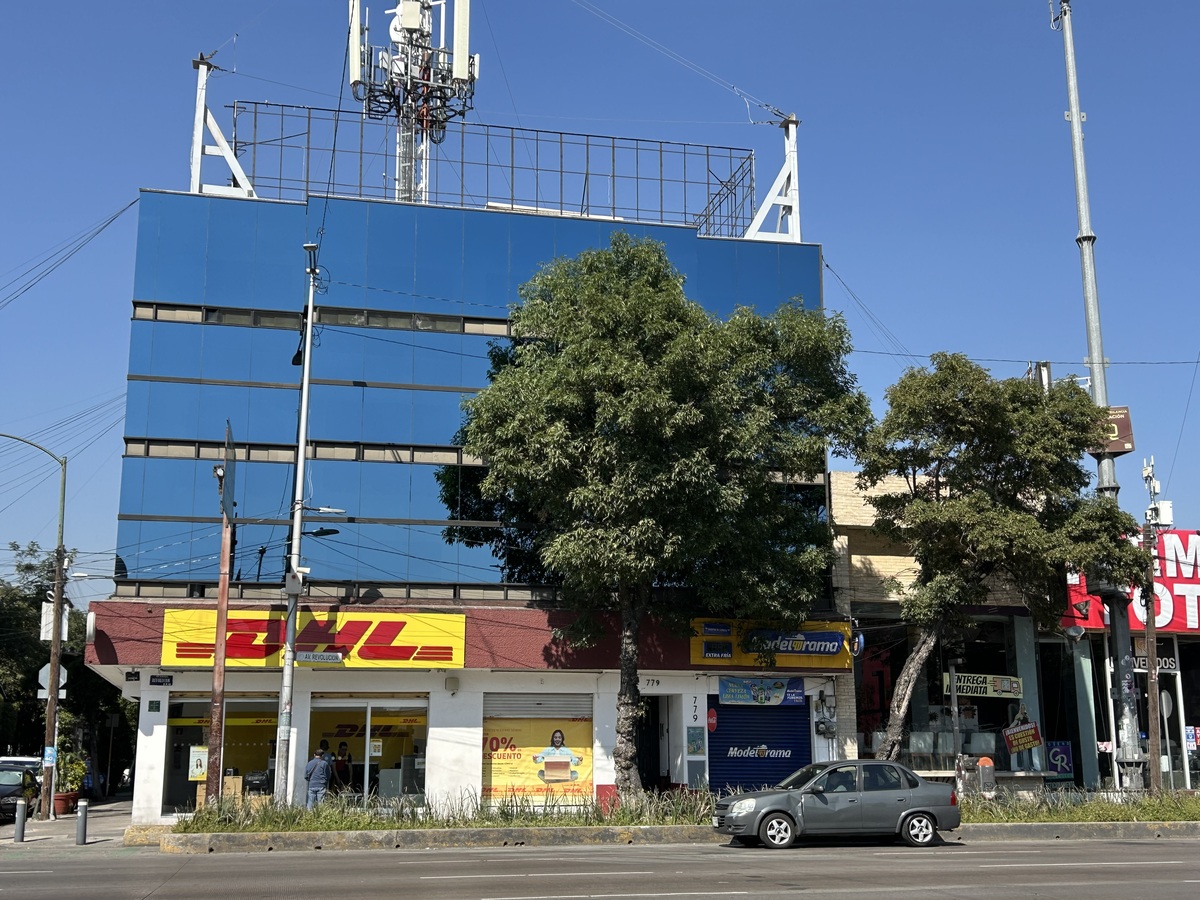 1 of 13: Edificio fachada