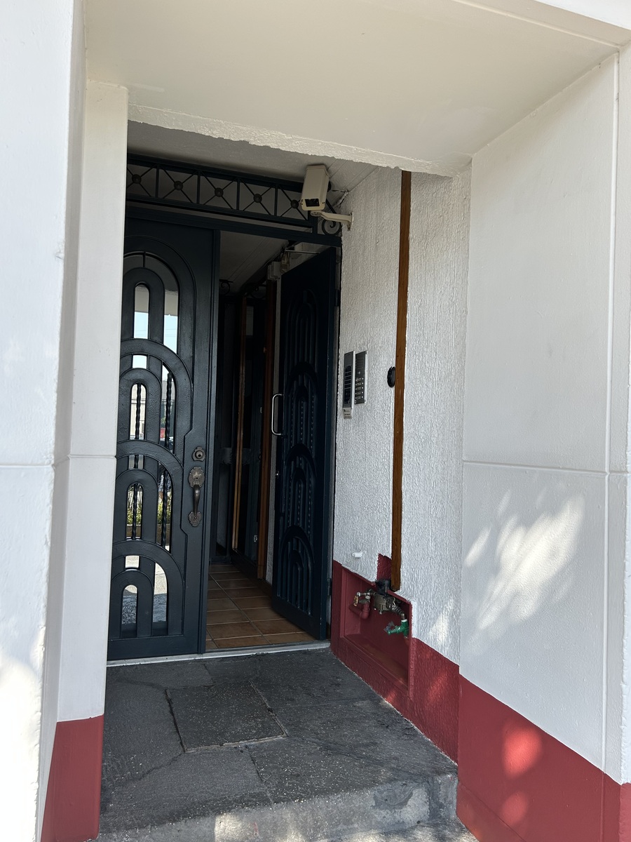 2 of 13: puerta de acceso al edificio