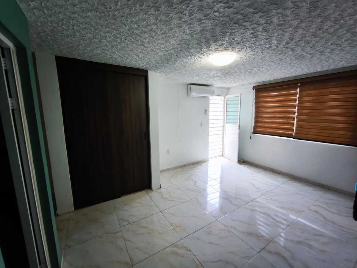 8 de 10: Recamara Principal con baño privado y Balcon