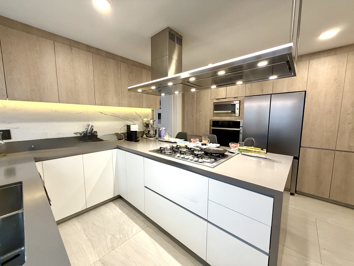3 of 30: Cocina con barra de granito