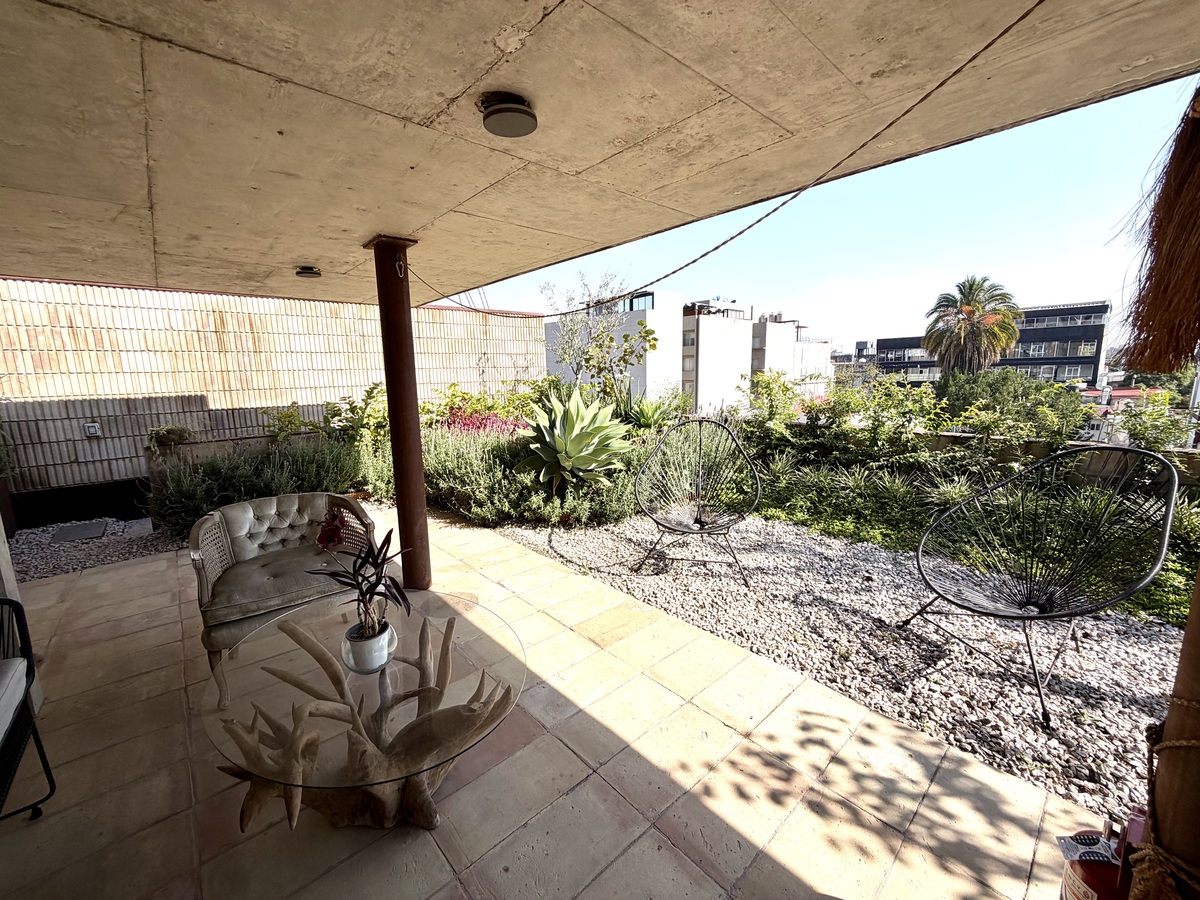2 of 17: Terraza y jardín privado